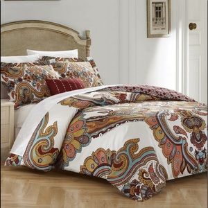 King Size Duvet and Two Shams and accent pillow